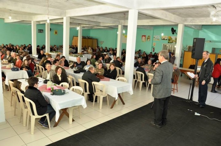 Pastor Valdemar Lückemeier saudando Núcleo da Lelut de Panambi