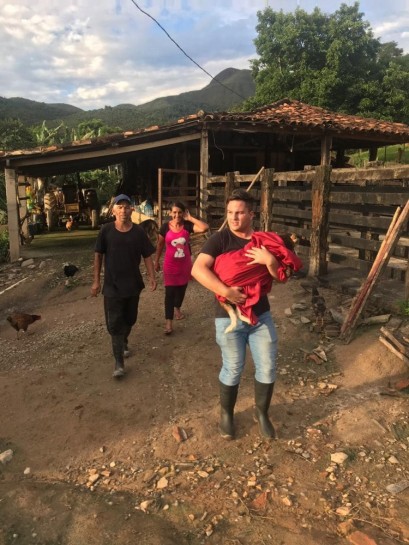 01 Resgate de um cão em Brumadinho onde a família estava ilhada