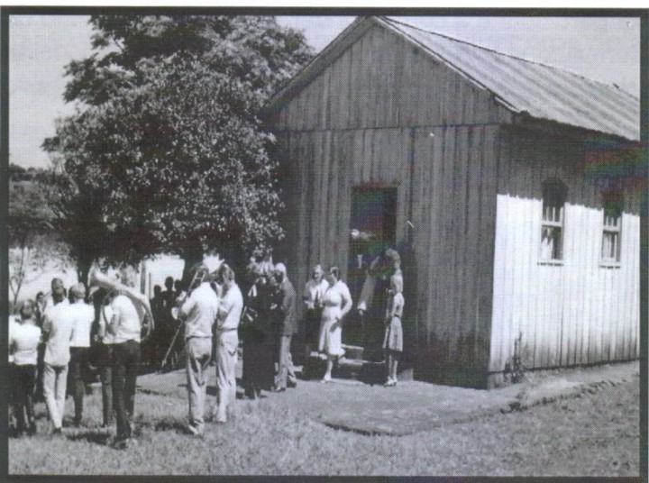 Saída do Templo antigo para a Nova Igreja - Comunidade de Campinas 1983