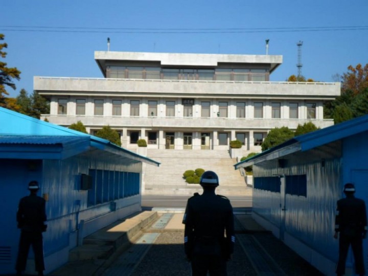 Vista do prédio das forças de segurança da Coreia do Norte _À esquerda o barracão que serviu para as negociações do cessar-fogo - Guardas da força de segurança da ONU permanecem voltados para o Norte