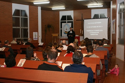 Culto da Reforma com entrega de Bíblias