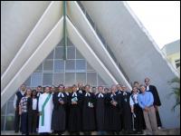 Grupo de participantes da Assembléia em frente ao templo da Comunidade de Brasília