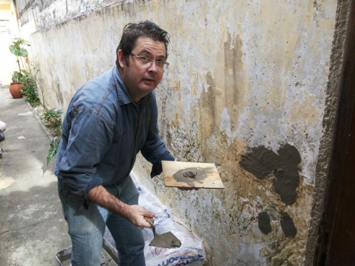 Wagner R. Strafling preparando o muro para o Jardim Vertical da Capela