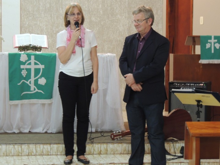 Pastora Sonja apresentando Cantor Ernâni Luís