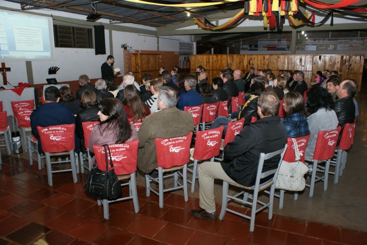 Pastor Jonas Gunsch saudando Casais