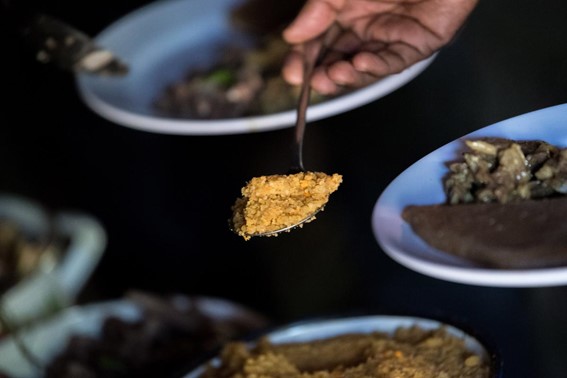 Comida tradicional sendo servida em Hadiva