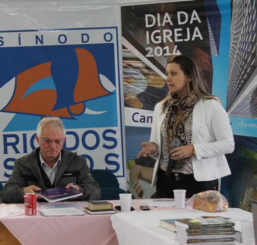 Pastora Elfi Rehbein trouxe a mensagem de abertura