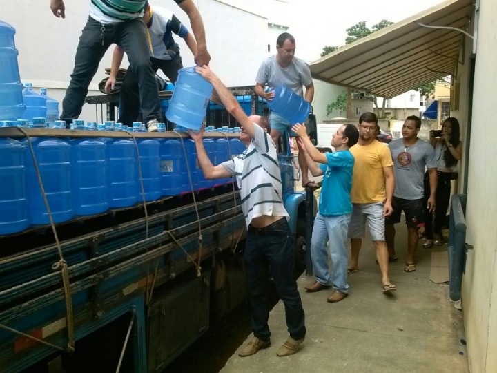 Entrega de água em Colatina/ES.