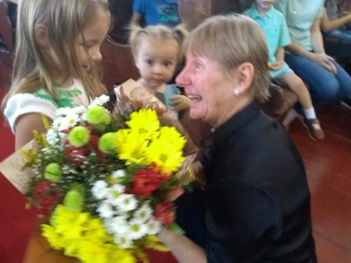 Waltraut recebendo flores das sobrinhas netas Joana e Manuela