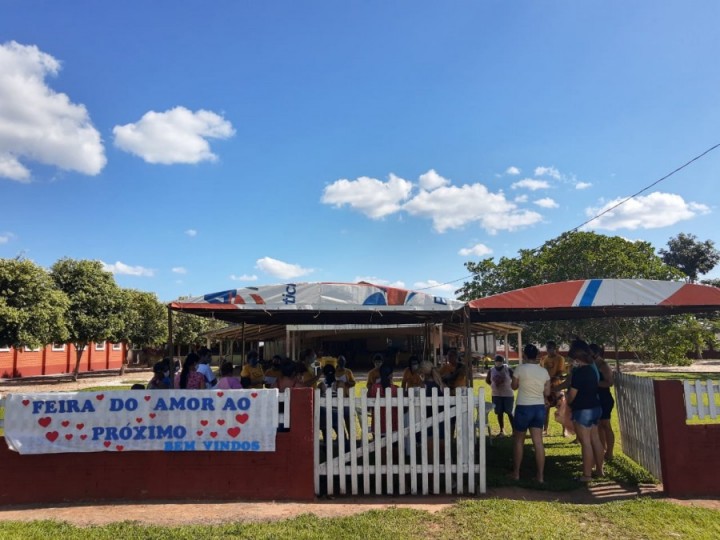 Feira do amor ao pro?ximo 1.