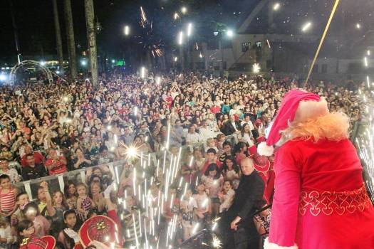 Um dos momentos mais esperados durante a abertura do Natal dos Sonhos de Joinville foi a chegada do Papai Noel