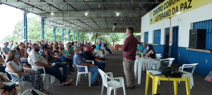 Conselho Paroquial reunido.