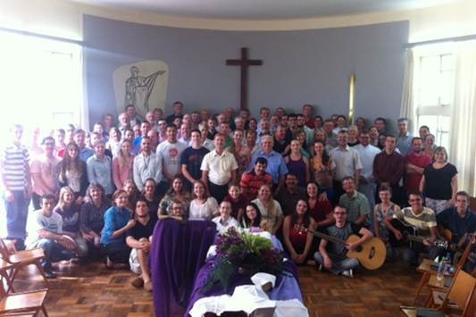 Grupo reunido no culto de celebração na Faculdades EST.