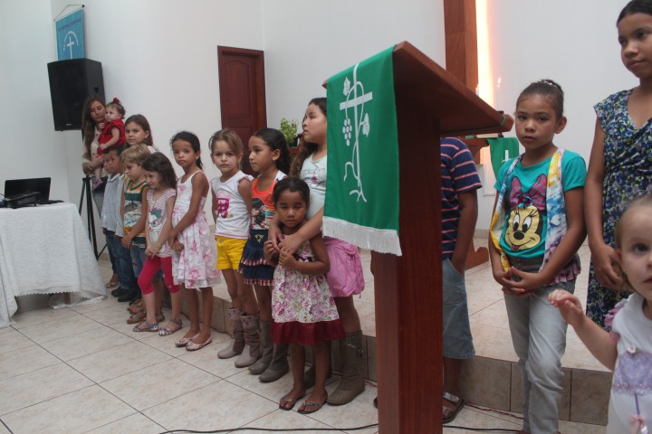 Bênçãos as crianças e envio ao Culto Infantil