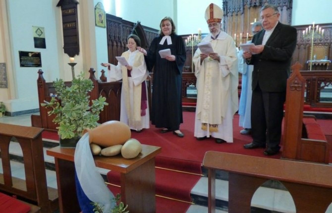 Foto: Da esq. para dir. -  reverenda Marinez Santos Bassoto. pastora Cibele Kuss