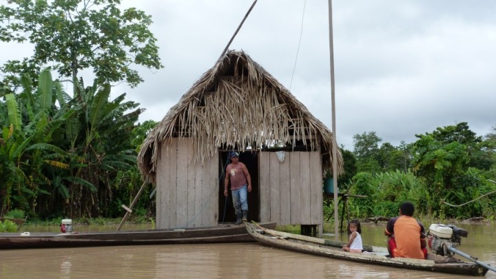 Muitas casas estão isoladas. Outras foram invadidas pela água e as famílias estão desabrigadas.  (foto: Ana Patrícia Ferreira)