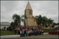 Participantes da celebração pousaram para uma foto ao lado do templo