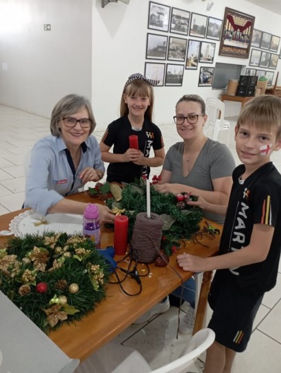 Confecção de coroas de advento integra avós e alunos do Martin Luther