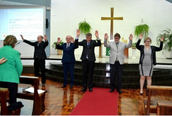 Celebrantes durante o culto em Lajeado/RS