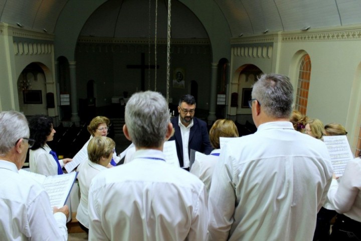 Ensaios acontecem np mezanino da igreja - Natália Huf