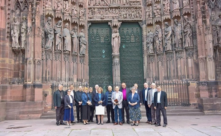 Membros da Comissão em frente à Catedral de Estrasburgo