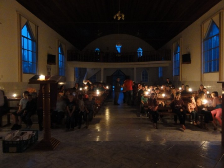 Culto à luz de velas - Foto: Nivaldo Geik Völz