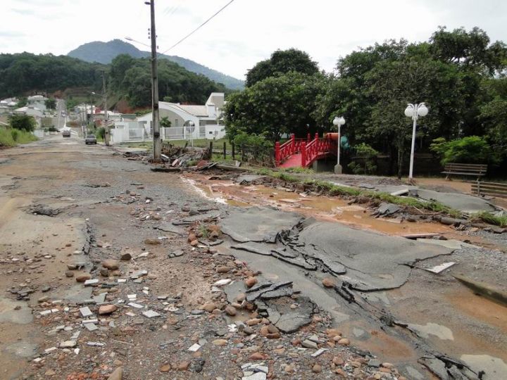 Praça após enchente de janeiro de 2011