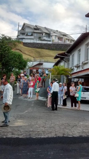 Com alegria visitando e conhecendo o lar