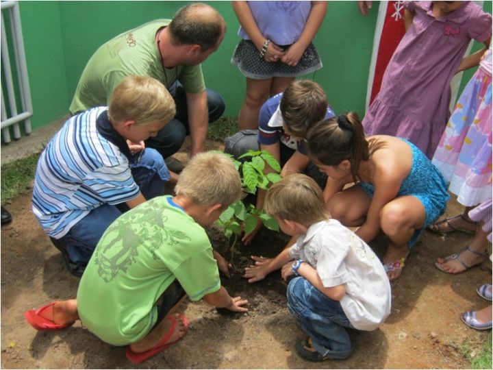 Comunidade plantando na inauguração da sede do Sínodo da Amazônia