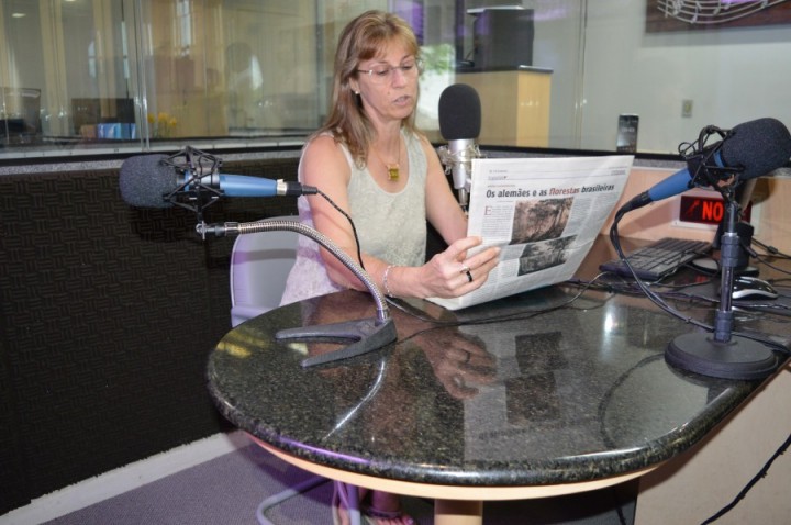 A pastora Márcia Helena Hülle é umas das apresentadoras da programação religiosa da União FM de Blumenau