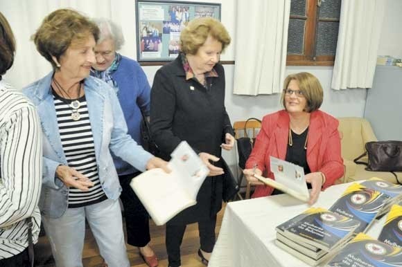 Pastora Heloísa autografou os exemplares na sede da Oase (Foto: Rodrigo Assmann)