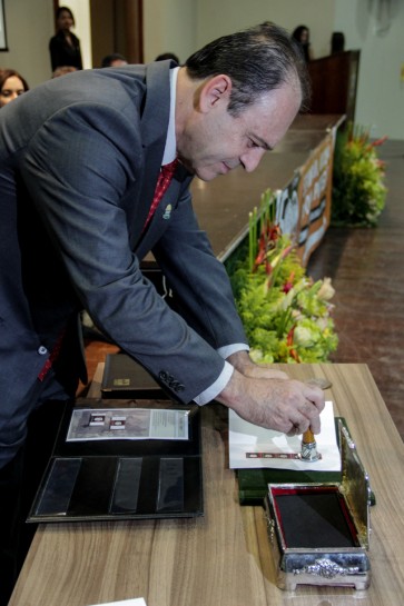 Luís Eduardo Bovolato oblitera o primeiro selo comemorativo durante solenidade no Câmpus da UFT em Palmas (Foto: Yane Ulisses/Divulgação)