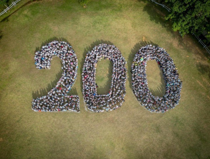 Jovens formam o numeral 200 para marcar 200 anos de Presença Luterana no Brasil