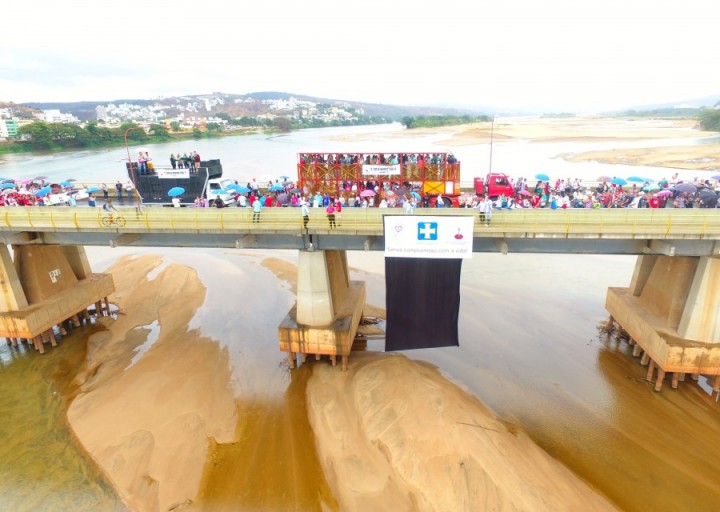 Manifestação sobre a ponte Florentino Avidos