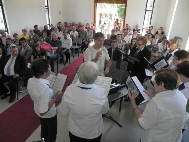 Coral da OASE participa do culto