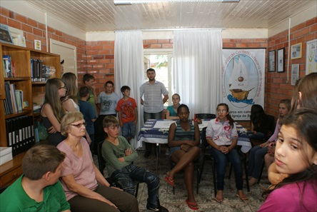 Jovens visitando Secretaria da Paróquia