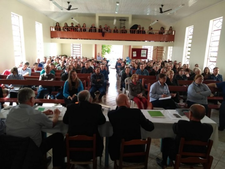 Assembleia reunida.