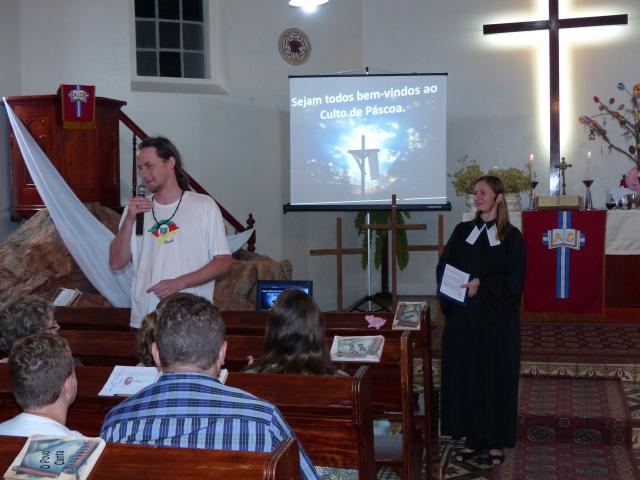 Pastor Simon saudando aos presentes no culto de Páscoa