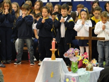 Crianças celebram com as mães