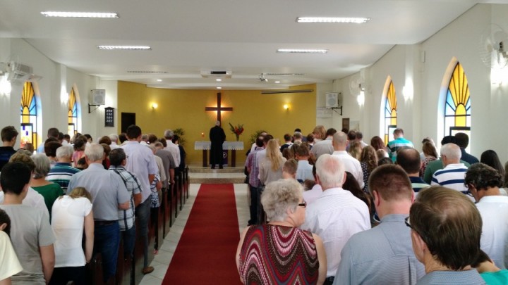 Visão da igreja cheia