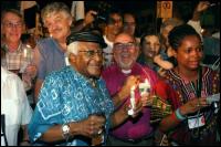 Adolfo Esquivel e Desmond Tutu na marcha pela paz