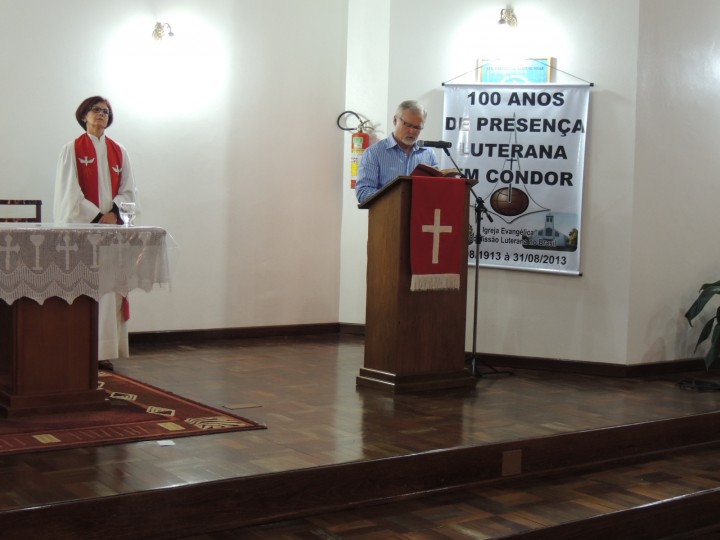 Waldir Engster lendo o Evangelho do Dia