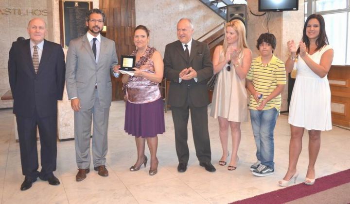 Anne Schneider junto com seus familiares e o Deputado Frederico Antunes no momento da entrega da Medalha