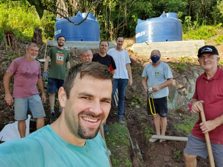 Voluntártios da Paróquia Blumenau Velha e o P. Anderson Ellwanger em primeiro plano.