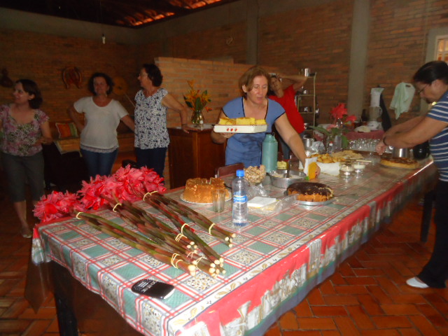 Sra. Neila arrumando a mesa