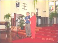 O casal Tiradentes e Loery Jaeger auxiliando na liturgia