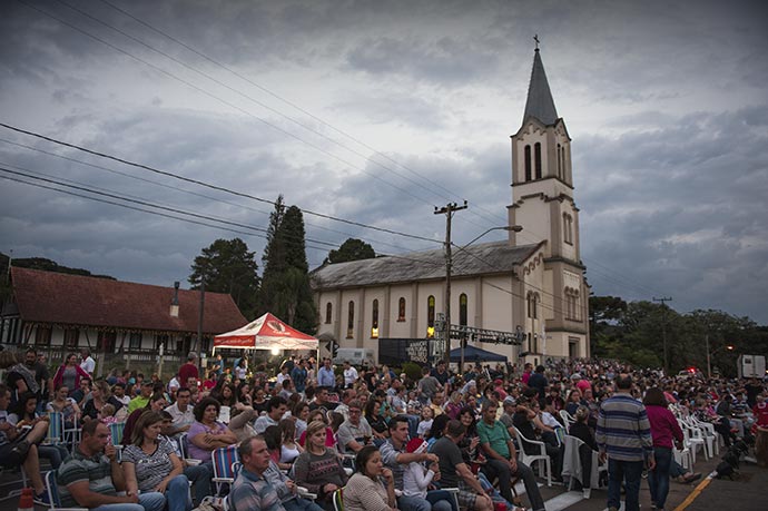 Comunidade lotou o entorno da Praça Theodor Amstad da Linha Imperial para assistir o espetáculo