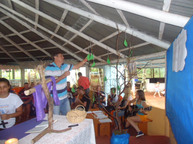 PARÓQUIA DE TRÊS PASSOS REALIZA ENCONTRO DE FAMÍLIAS COM LANÇAMENTO DO TEMA DO ANO