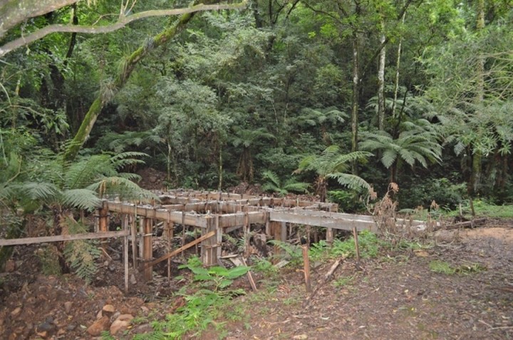 Alicerces do templo da comunidade Boqueirão do Leão (Sinimbu/RS)