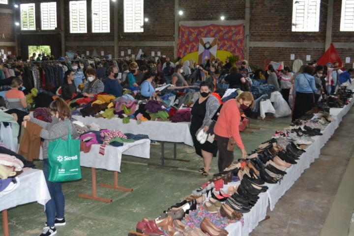 Feira de Roupas é um dos eventos mais aguardados na Pella Bethânia  (Foto: Édson Luís Schaeffer)